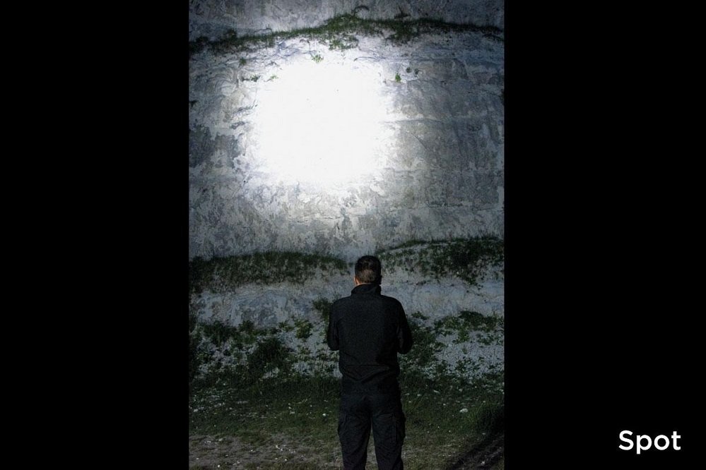 zoom 1000r spot to flood rechargeable flashlight